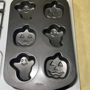 Wilton‎ non-stick Halloween baking pan. Great condition.